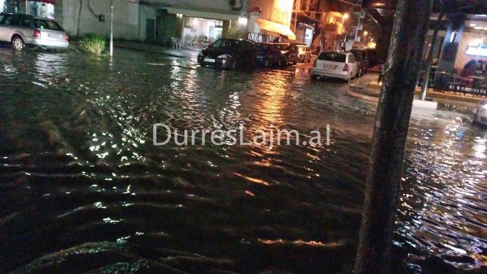 Përmbytet Durrësi, uji depërton edhe nëpër biznese (VIDEO)