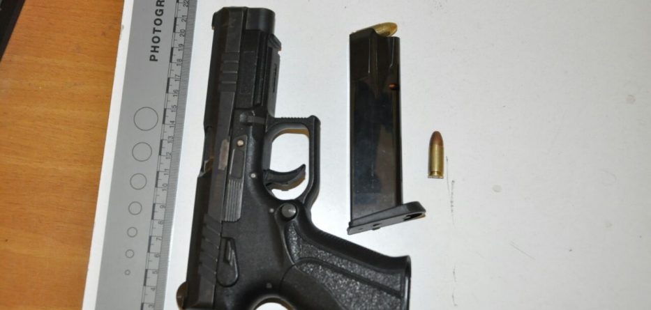 “I forti” me makinë të blinduar tenton t’i shpëtojë policisë, i gjendet edhe një pistoletë