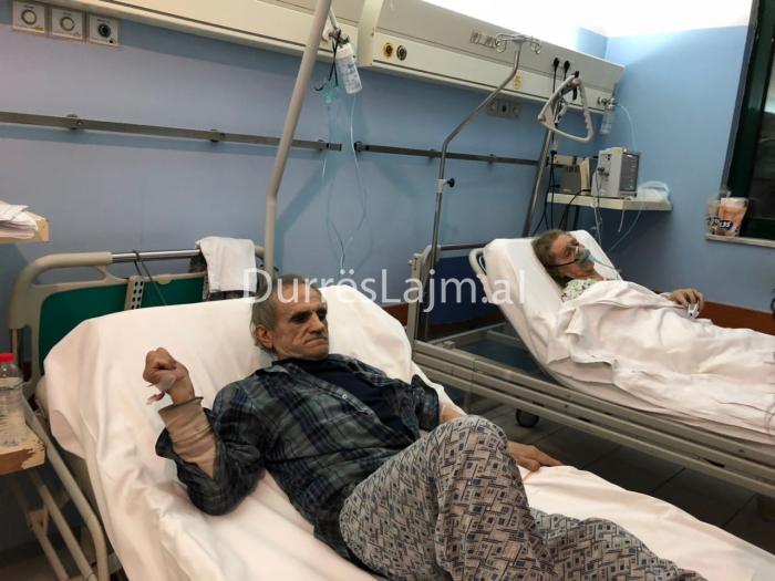 “Kisha frikë për plakun”. Përmirësohet gjendja shëndetësore e çiftit dhe zjarrfikësit në Durrës (FOTO)