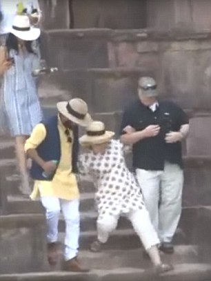 S’e mbajnë më këmbët Hillary Clinton-in, videoja që po bën xhiron e rrjetit