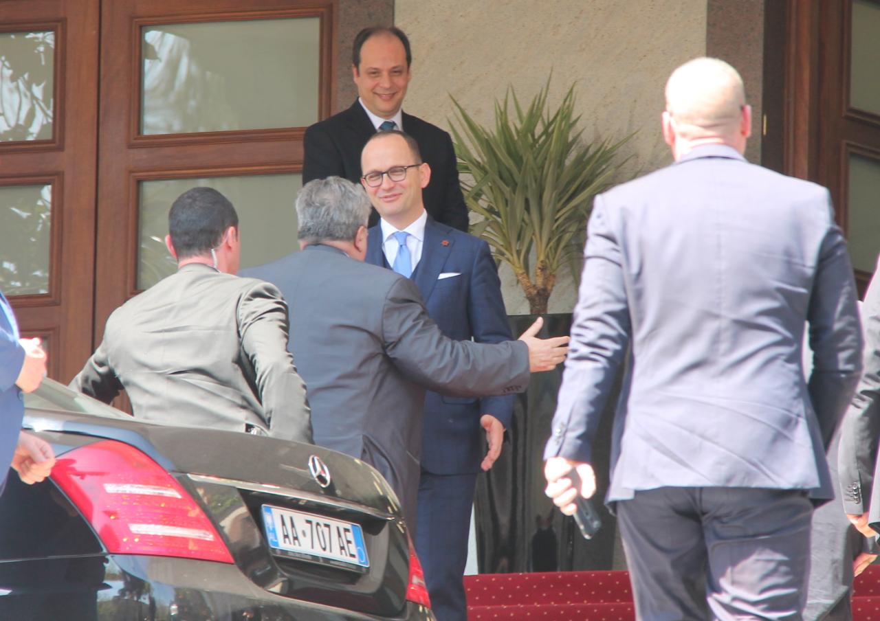 Ministri i Jashtëm grek mbërrin në Tiranë, përqafime e buzëqeshje me Bushatin (FOTO)