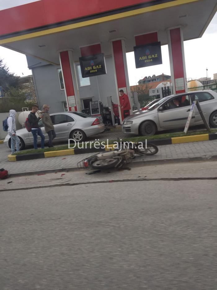 Durrës, del nga rruga dhe aksidentohet drejtuesi i motorit (FOTO)