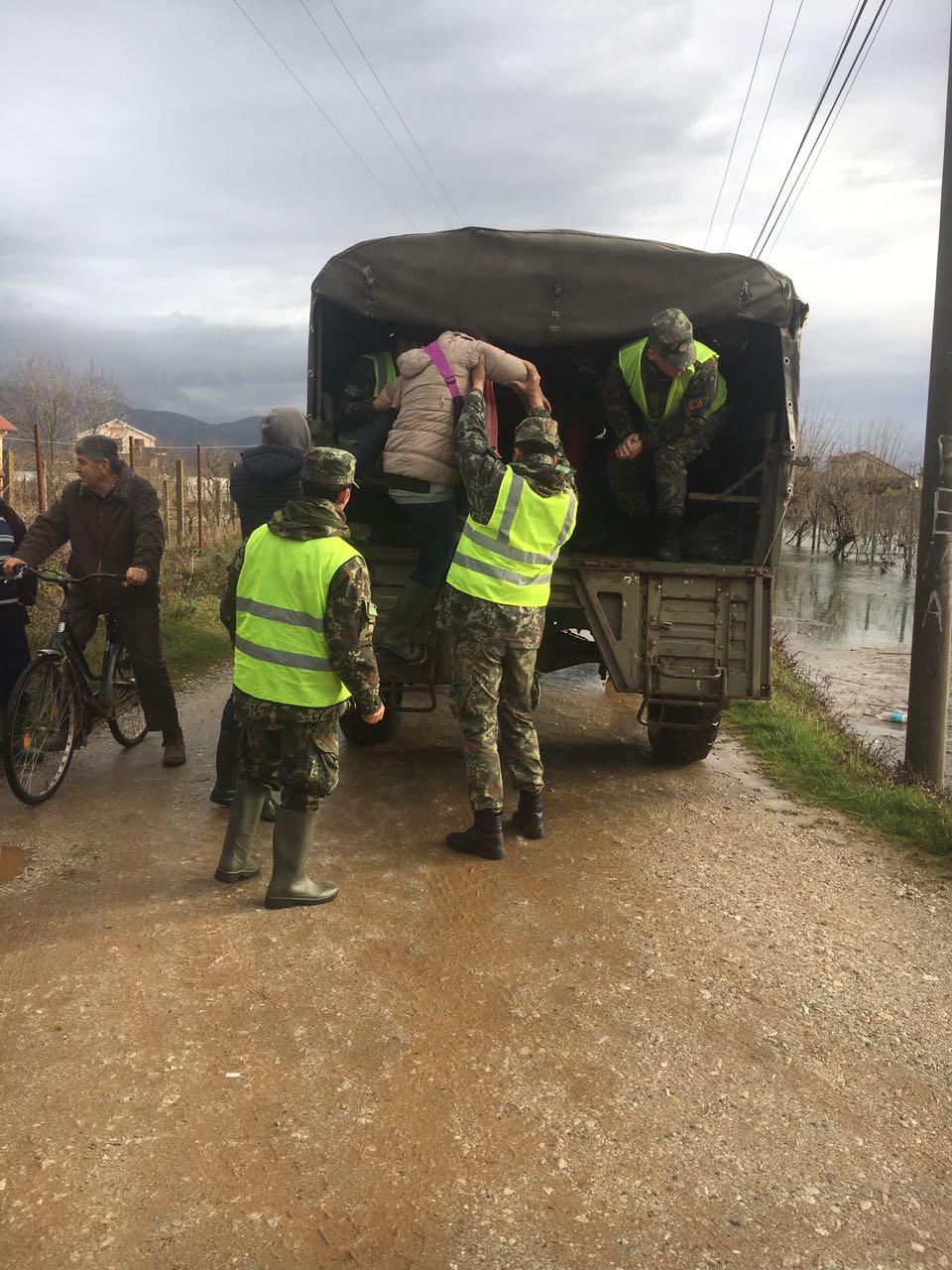 Përmbytjet/ Forcat e Armatosura në terren, si po ndihmohen banorët e rrezikuar (FOTO)
