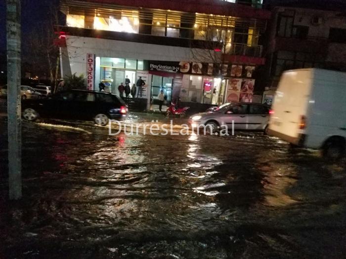 Fortunali godet Durrësin, situatë e rëndë në lagjet e qytetit (FOTO & VIDEO)