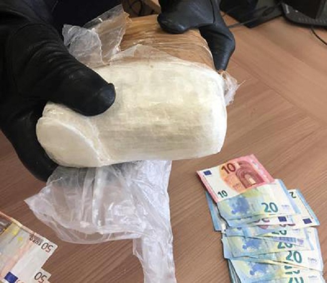 Lokali i shqiptarit bazë për shpërndarjen e kokainës, në pranga 49-vjeçari dhe bashkëshortja (EMRAT)