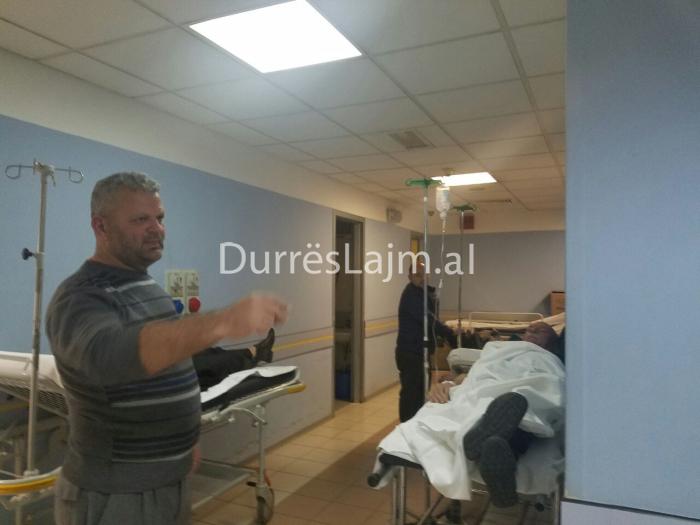 Dyndje të sëmurësh në urgjencën e Durrësit, pacientët shtrohen edhe në korridor (FOTO)