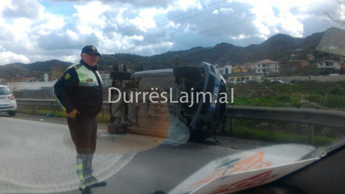 Aksident/ Batohet makina në autostradën Durrës-Tiranë (VIDEO+FOTO)