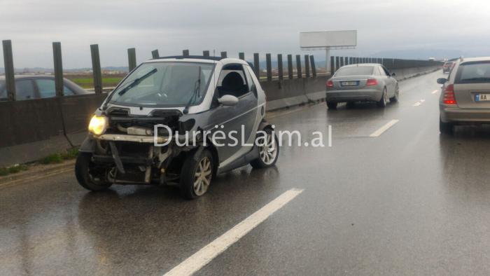 Përplaset “Smart”-i në autostradën Durrës-Tiranë (FOTO+VIDEO)