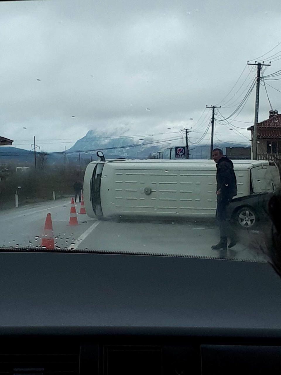 FOTO/ “BMW-ja” përplaset me një furgon mallrash, dy të plagosur