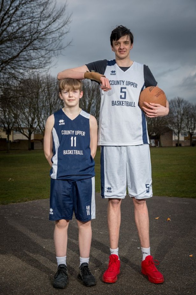 FOTO/ Njihuni me adoleshentin më të gjatë në botë