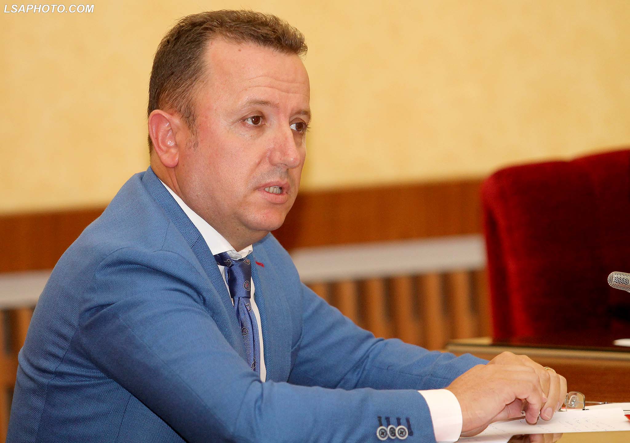 Dorëzoi mandatin e deputetit, demokrati Eduard Halimi bën ndryshimin në “Facebook”