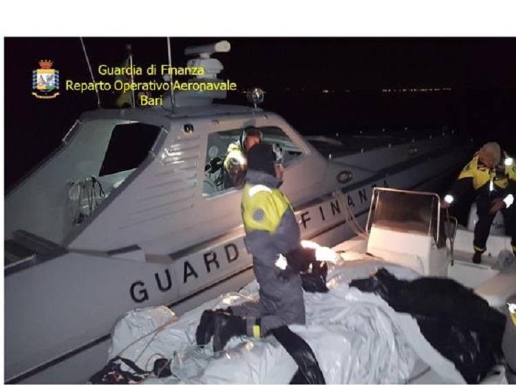 Gomone me 5 mln € kanabis drejt Italisë, arrestohen dy trafikantët shqiptarë pas ndjekjes (VIDEO)