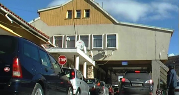 Nuk kontrolluan makinën me 60 kg drogë, arrestohen 2 policë të Kufirit