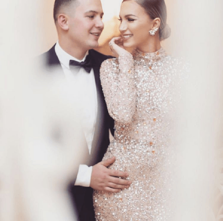 I shajnë Lori Hoxhën, Vis Bajraktari ia mbyll gojën komentueses (FOTO)