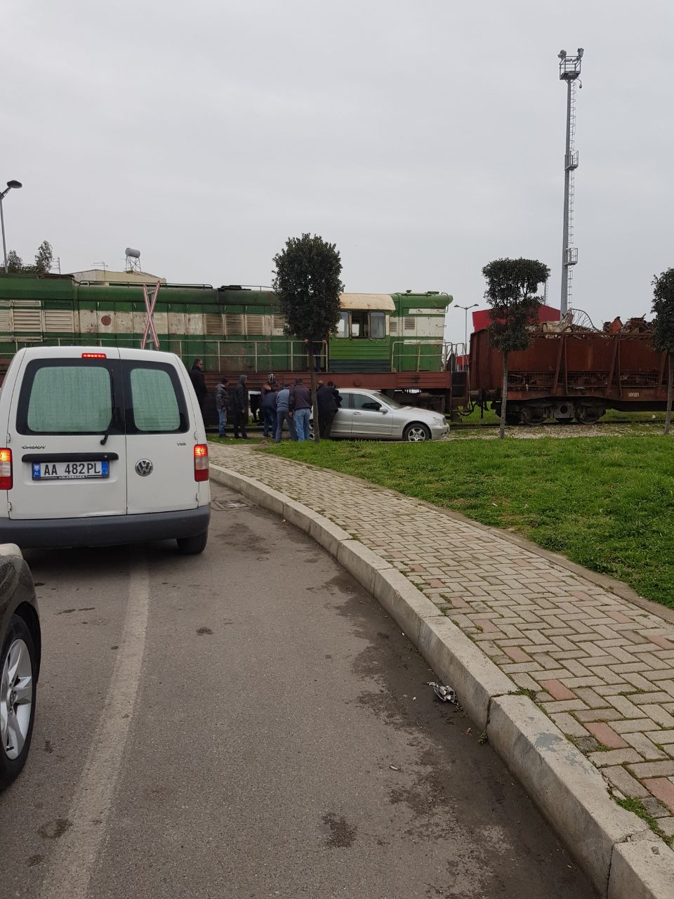 Ndodh në Durrës/ Parkon makinën pranë shinave, vjen treni dhe…
