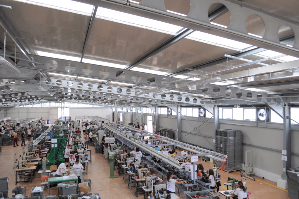 Një nga punëtorët e një fabrike në Durrës preket nga fruthi, vaksinohen 400 të tjerët