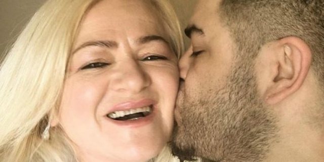 Nëna e Noizy-t shpërthen në lot pas surprizës së 8 Marsit (VIDEO)