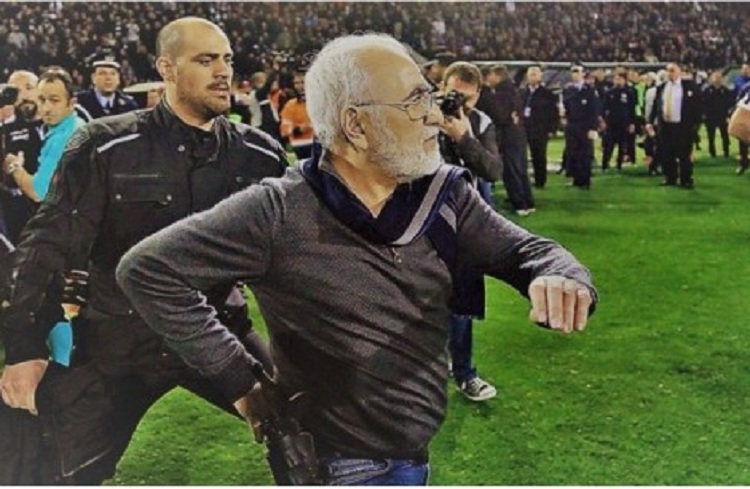 U fut i armatosur në fushë, shpallet në kërkim presidenti i PAOK-ut