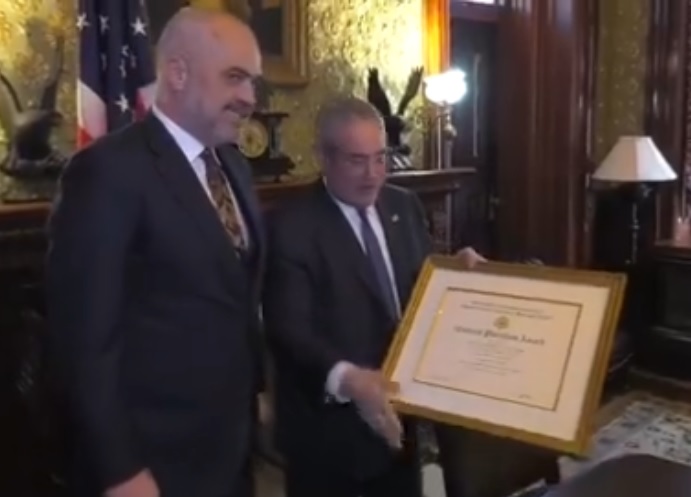 Kujtesa e Holokaustit, Rama nderohet me një çmim të rëndësishëm në SHBA (VIDEO)