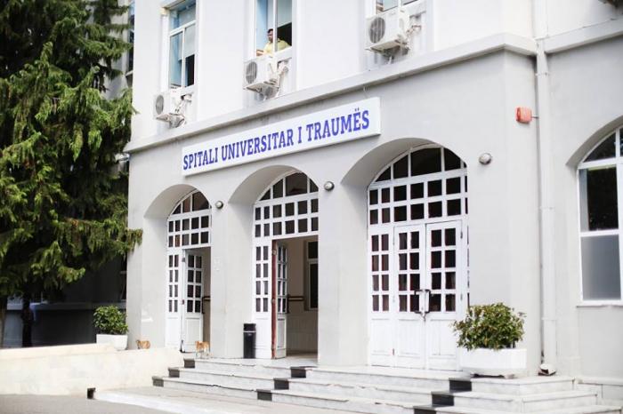 Rrëzohet në orën e fizkulturës dhe godet kokën, në gjendje të rëndë 12-vjeçari