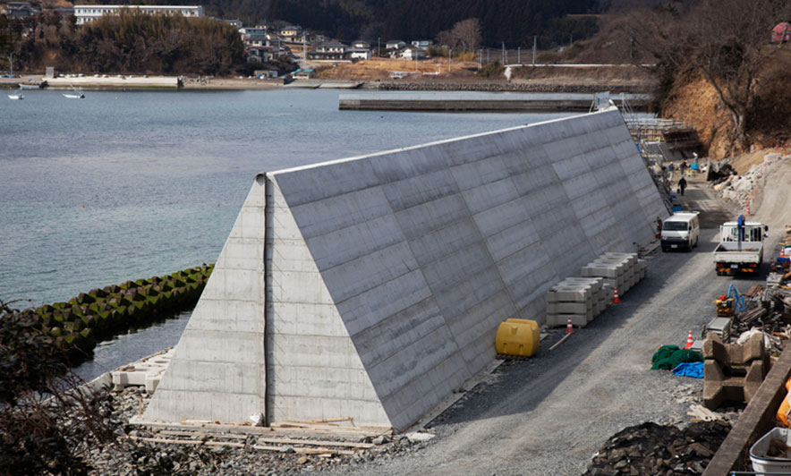 Të jetosh pas një muri buzë detit