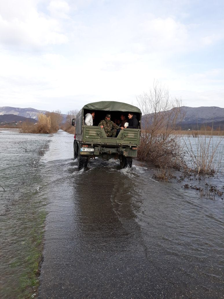Moti i keq/ Qindra hektarë tokë nën ujë, kjo është situata në vend