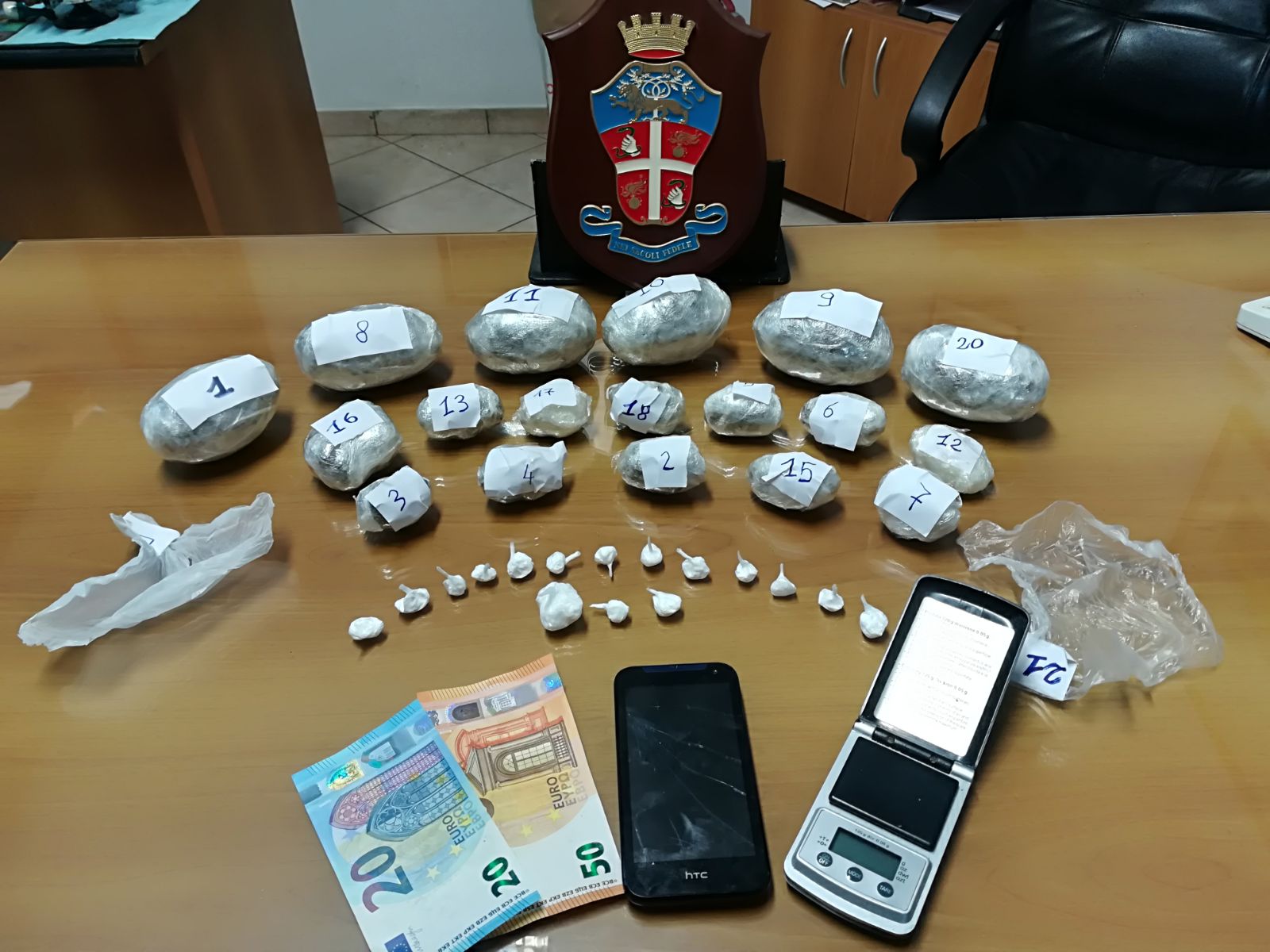 Prangoset çifti shqiptar, kapet me kokainë dhe marijuanë në shtëpi