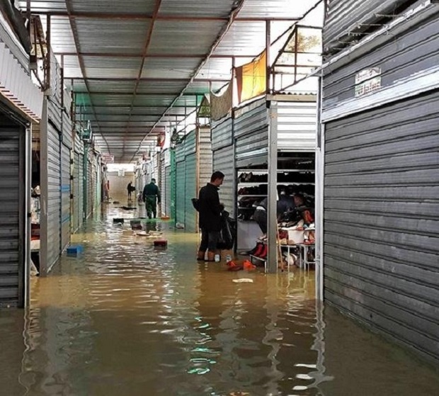 FOTOLAJM/ Shiu intensiv, përmbytet tregu industrial në Durrës