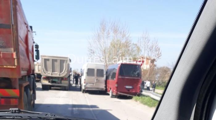 Skandali i furgonave që garonin në autostradë me 2 të lënduara, i shpëton mbrojtësja metalike