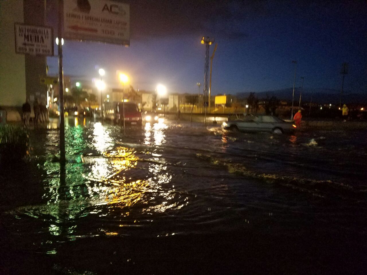 Ironia e blogerit durrsak: Po na zë deti… nuk kuptoj si nuk mbytet Gjushi!