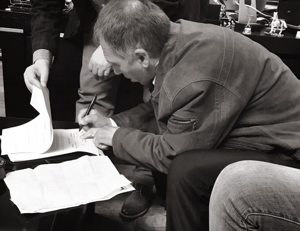 Historia e tij përloti publikun, babait që la 2 vajzat në jetimore i ndryshon jeta nga ky lajm