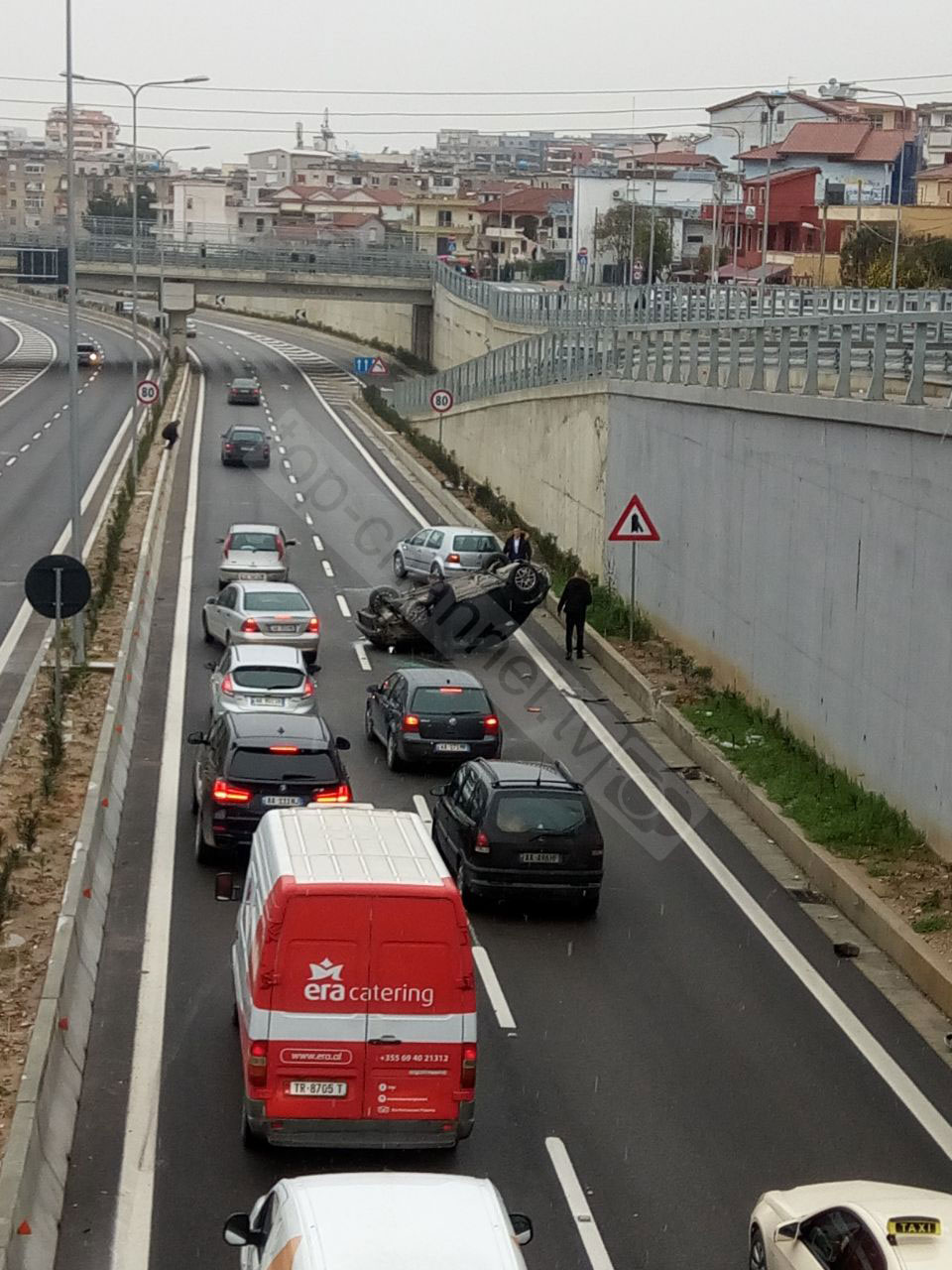 Rrëshqet makina në Tiranë dhe përmbyset në rrugë (FOTO)