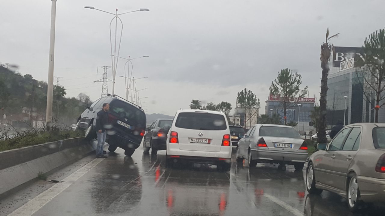 Aksident në autostradën Tiranë-Durrës, makina përfundon mbi trafikndarëse