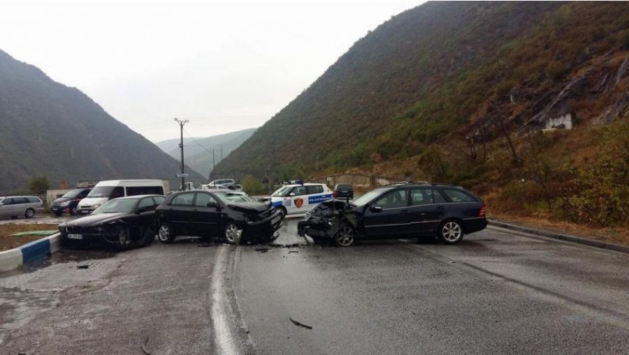 Aksidentohet makina, një i vdekur dhe një i plagosur