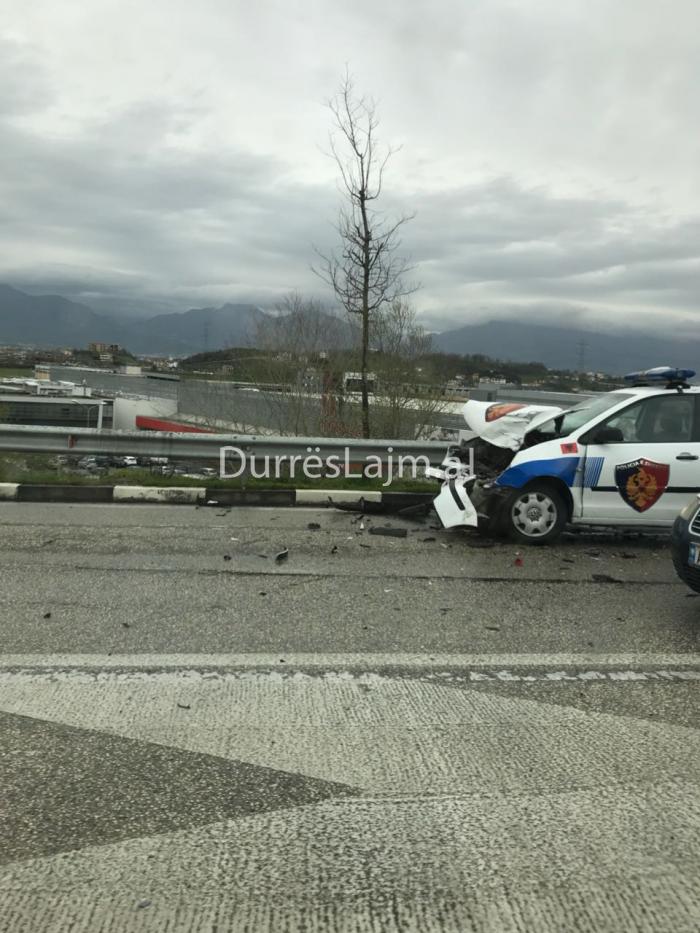 Makina e policisë përplaset me “Range Rover”-in (FOTO)