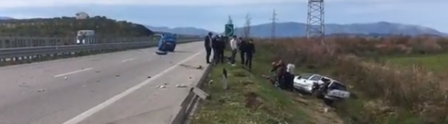 Shpejtësi dhe parakalim i gabuar në autostradë, përplasen makinat, 3 të plagosur