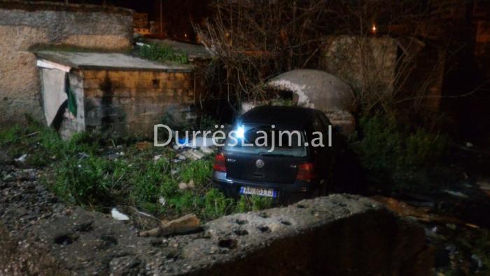 Aksident i frikshëm i “Golf”-it në Durrës, përplaset fuqishëm me bunkerin (FOTO)