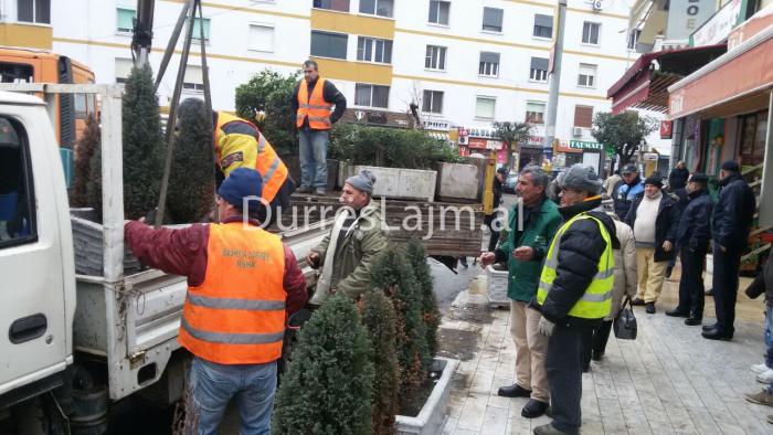 Lirohet Durrësi nga tavolinat dhe rrethimet e bizneseve (VIDEO+FOTO)