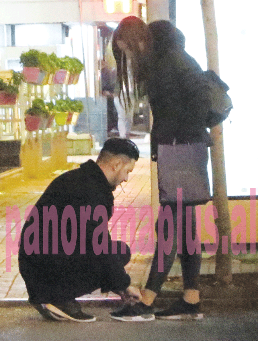 Moderatori i Top Channel “në gjunjë” para moderatores së TV Klan, i lidh këpucët (FOTO)