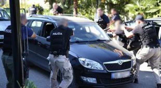 Kush është biznesmeni që sfidoi policinë me makinë të blinduar, konfliktet me bandën kriminale