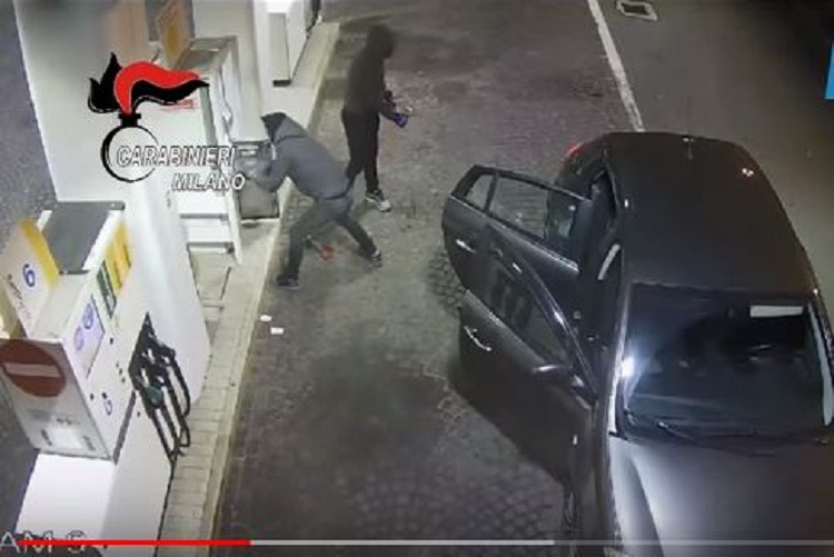 Shkatërrohet banda e “skifterëve” shqiptarë në Itali, pranga 7 të rinjve