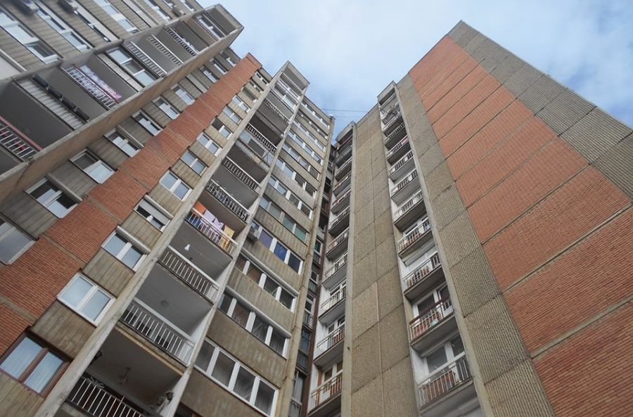 Plagoset i riu, i bien në kokë pllakat e betonit nga kati i fundit i pallatit