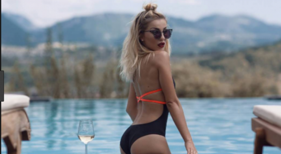 Prezantuesja shqiptare pozon me të brendshme (FOTO)