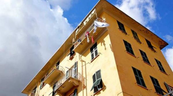 Bie nga ballkoni ndërsa po varte rrobat, vdes 28-vjeçarja shqiptare