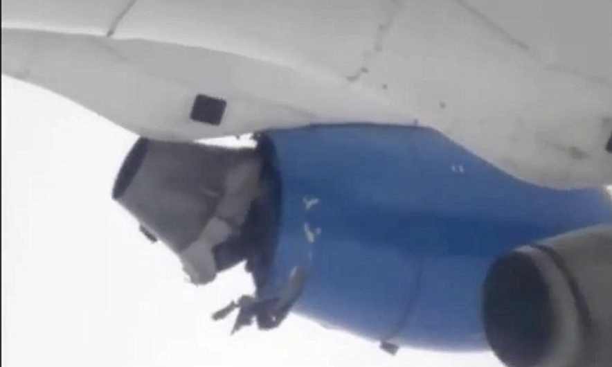 Tmerr në ajër, copëtohet motori i avionit