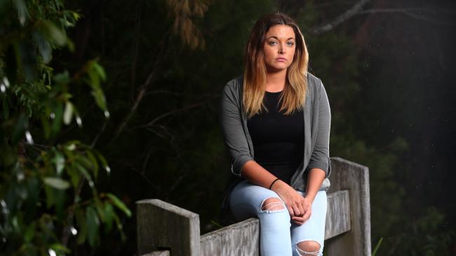 Rrëfimi tronditës: Kur isha 16 vjeçe, mamaja më mbylli në dhomë me përdhunuesin, bënte roje pas derës!