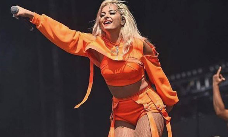 Bebe Rexha u mëson vallen shqiptare miqve amerikanë (FOTO)