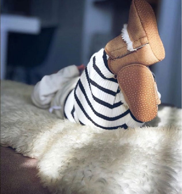 “Shiko botën dhe buzëqesh”, këngëtarja durrsake uron 8 Marsin me portretin e së bijës (FOTO)