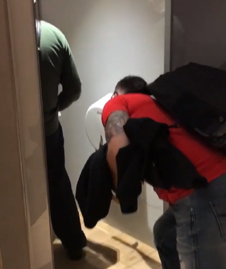 “Çmendet” Bes Kallaku: I futet në tualet kinezit të panjohur dhe… ja çfarë ndodh (VIDEO)