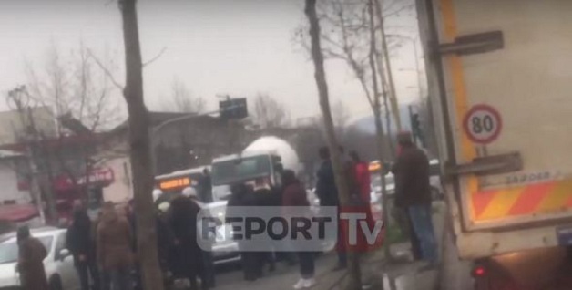 Aksident i rëndë/ Betonierja përplas gruan